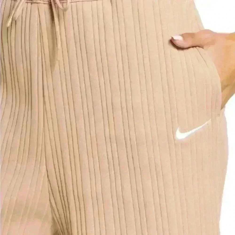 Nike Loose Fit High Rise Woman Shorts - Picture 4 of 6